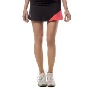 Two people playing padel on a sunny court, with greenery and mountains in the background.